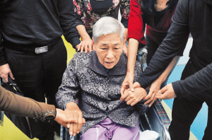 五个子女围在母亲身边幸福团圆。